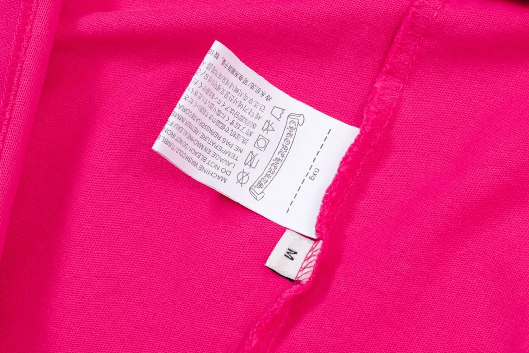 P220 CHROME HEARTS LoGo is fashionable and elegant, with dropped shoulders. The fabric is made of 26s double-yarn combed cotton compact spinning yarn with a weight of 280. It is matched with 1*1 Salona rib. The fabric is fermented and has a loose fit. Color: pink (washed hole craftsmanship) size: S～XXL